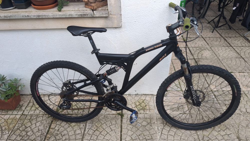 Bicicleta com dupla suspensao toda revista sem nada a fazer