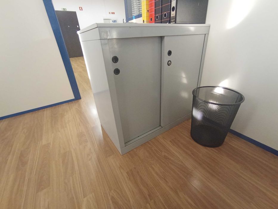 4 Móveis de metal de escritório