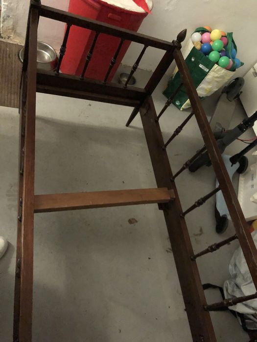 Cama bebe em madeira com estrado