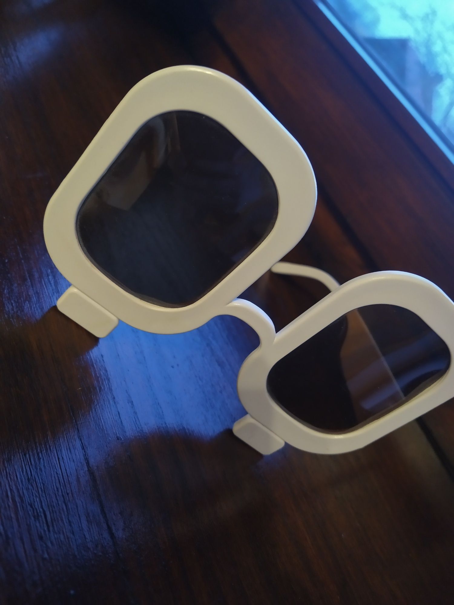 Białe okulary przeciwsłoneczne Hoop Cola