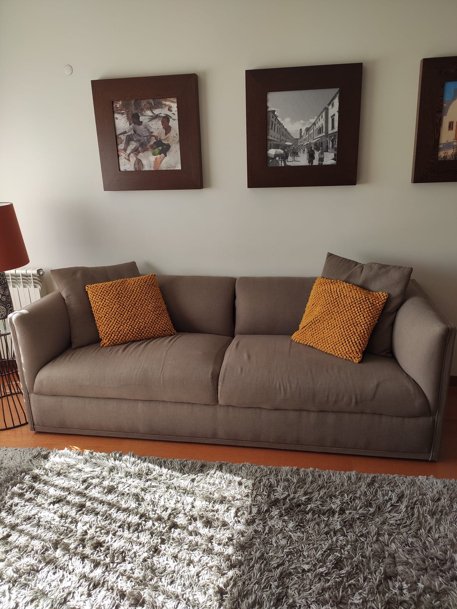 Sofá Castanho 2,20m com Almofadas – Conforto e Estilo