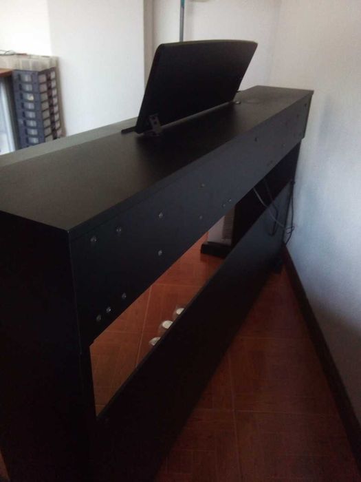 Piano Yamaha Arius YDP 142, como NOVO!