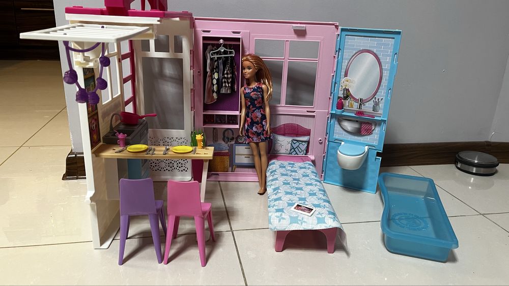 Mattel Składany domek dla Barbie z lalką i akcesoriami