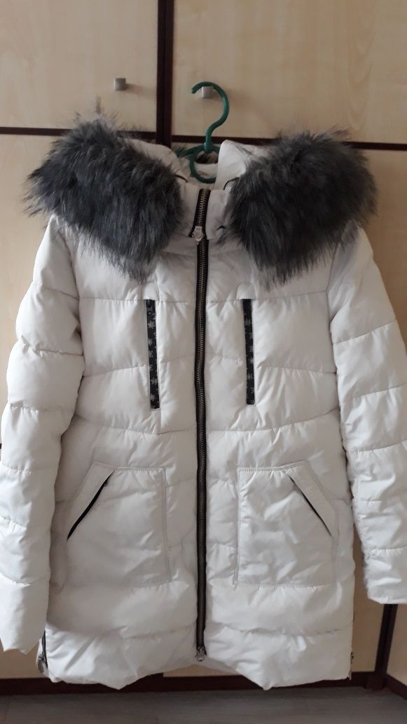 Продам женский пуховик Jarius
