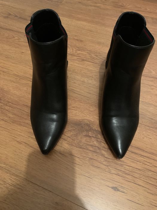 Botins pretos de pele