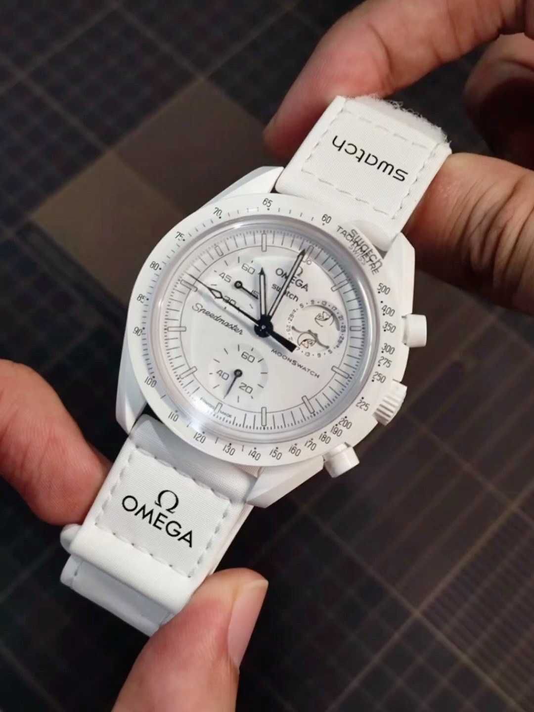 Omega x Swatch SO33W700 Snoopy: Faza Księżyca z Snoopym