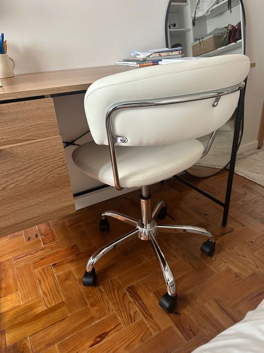 Cadeira branca de secretária de pele sintética