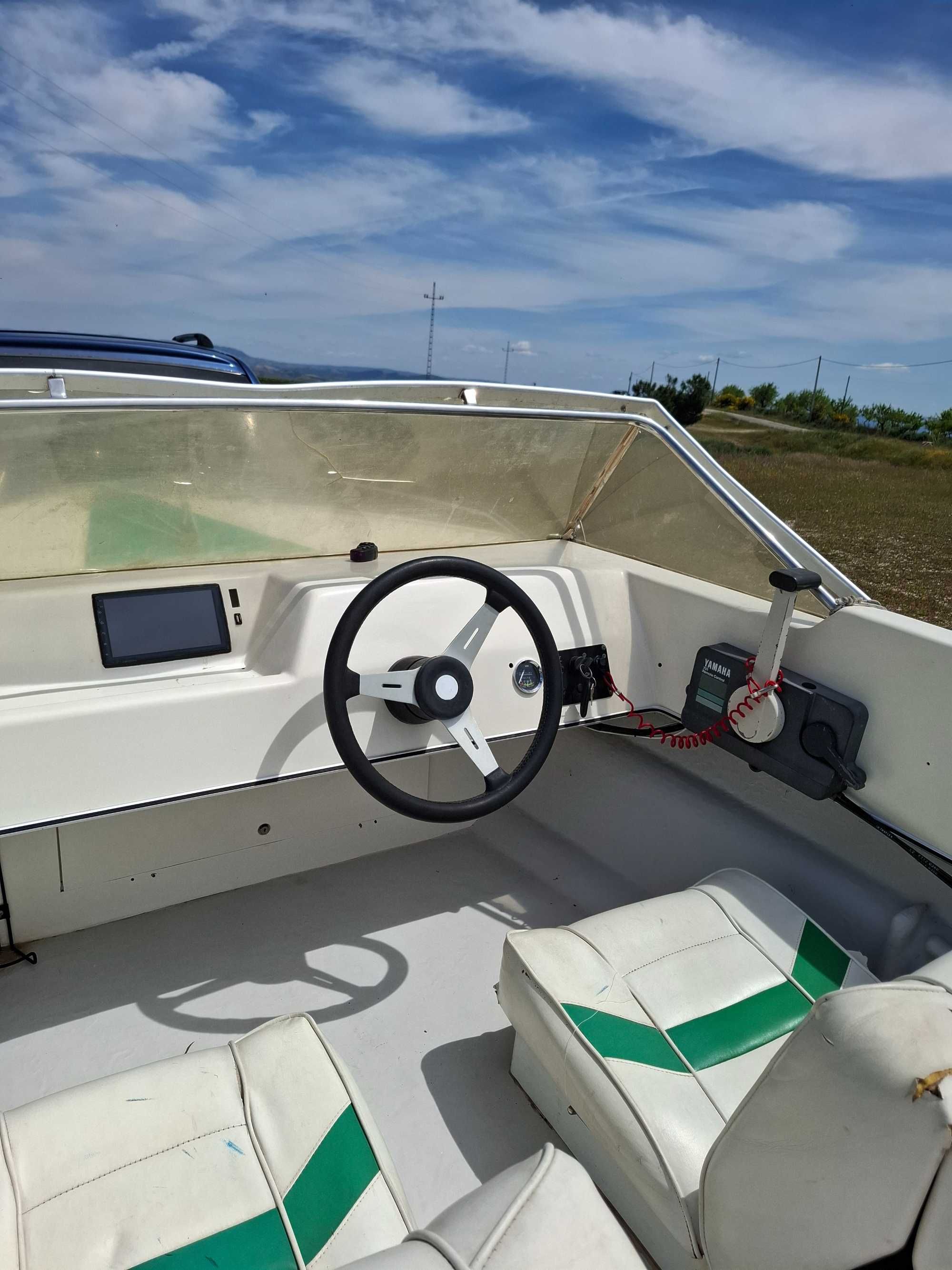 Barco ou lancha .