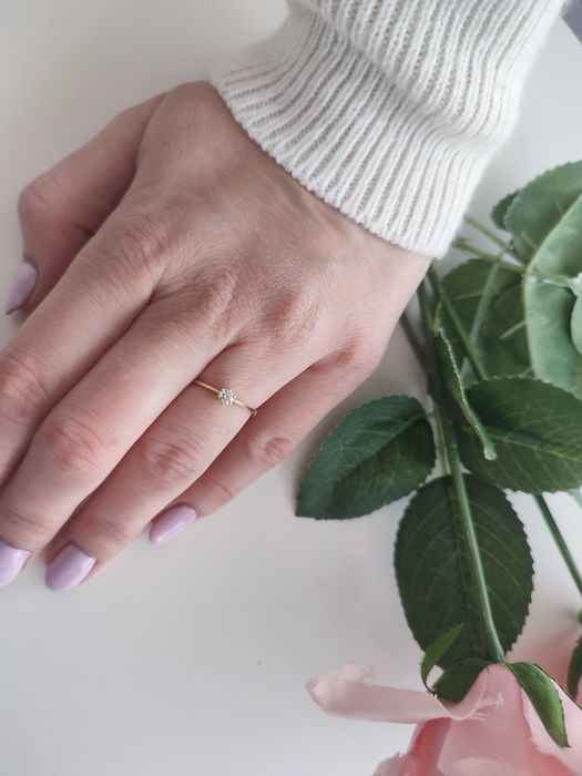 Złoty pierścionek zaręczynowy 585 diamentem diament 0,14ct