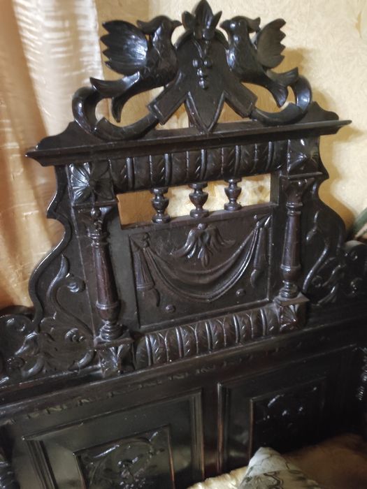 Старая антикварная кровать 1900 годов