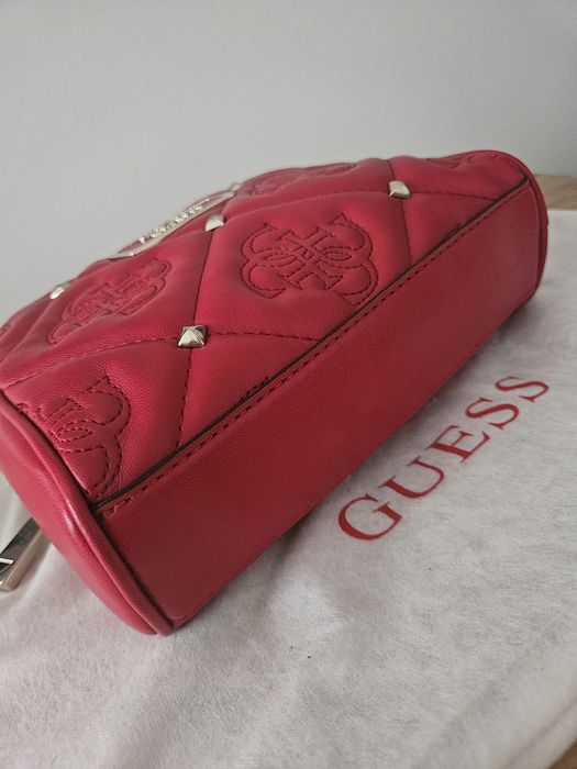 Czerwona torebka Guess model Shanina listonoszka