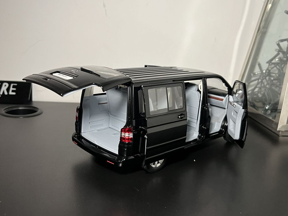 Sprzedam model 1:18 Volkswagen Multivan T5 Norev [NOWY]