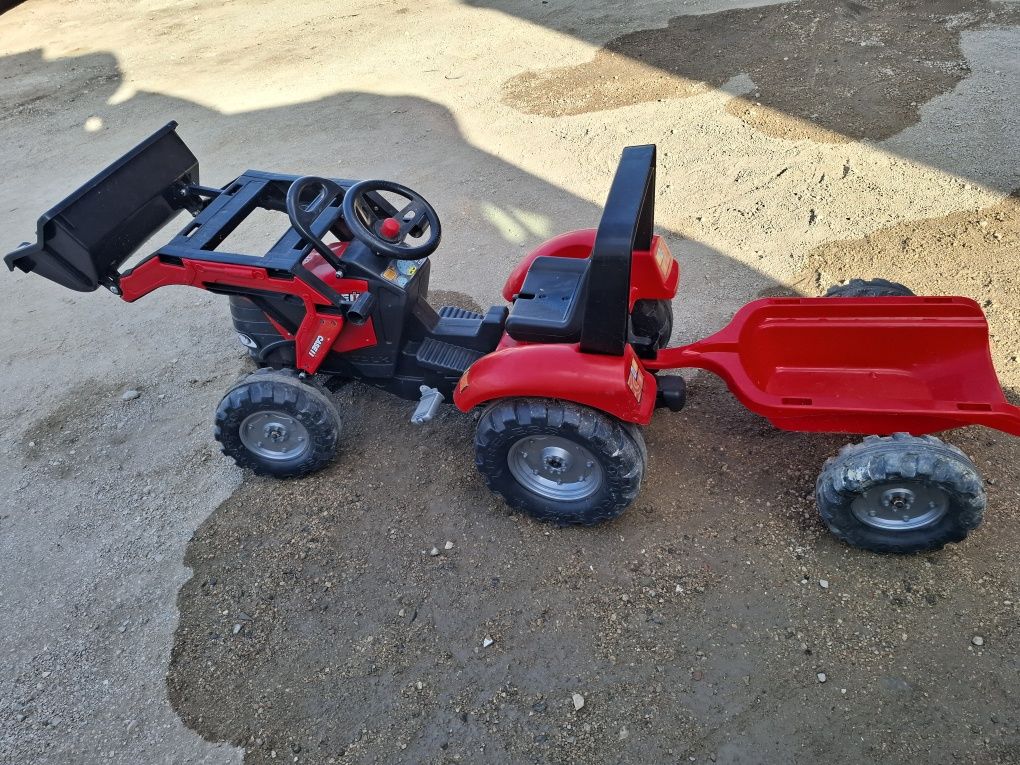 Tractor a pedais mais atrelado