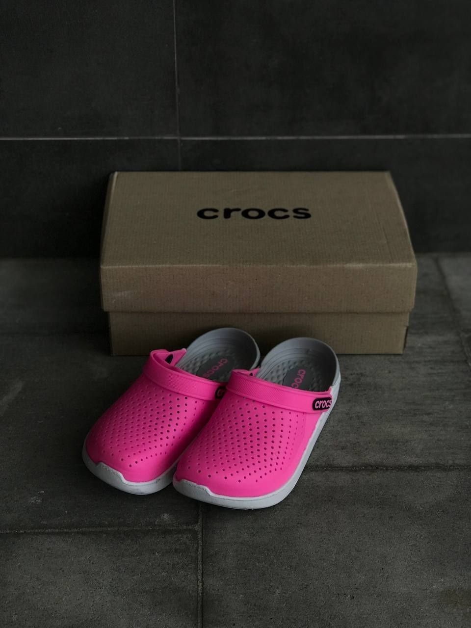 Женские шлепанцы Crocs Розовые пляжные кроксы Жіночі крокси
