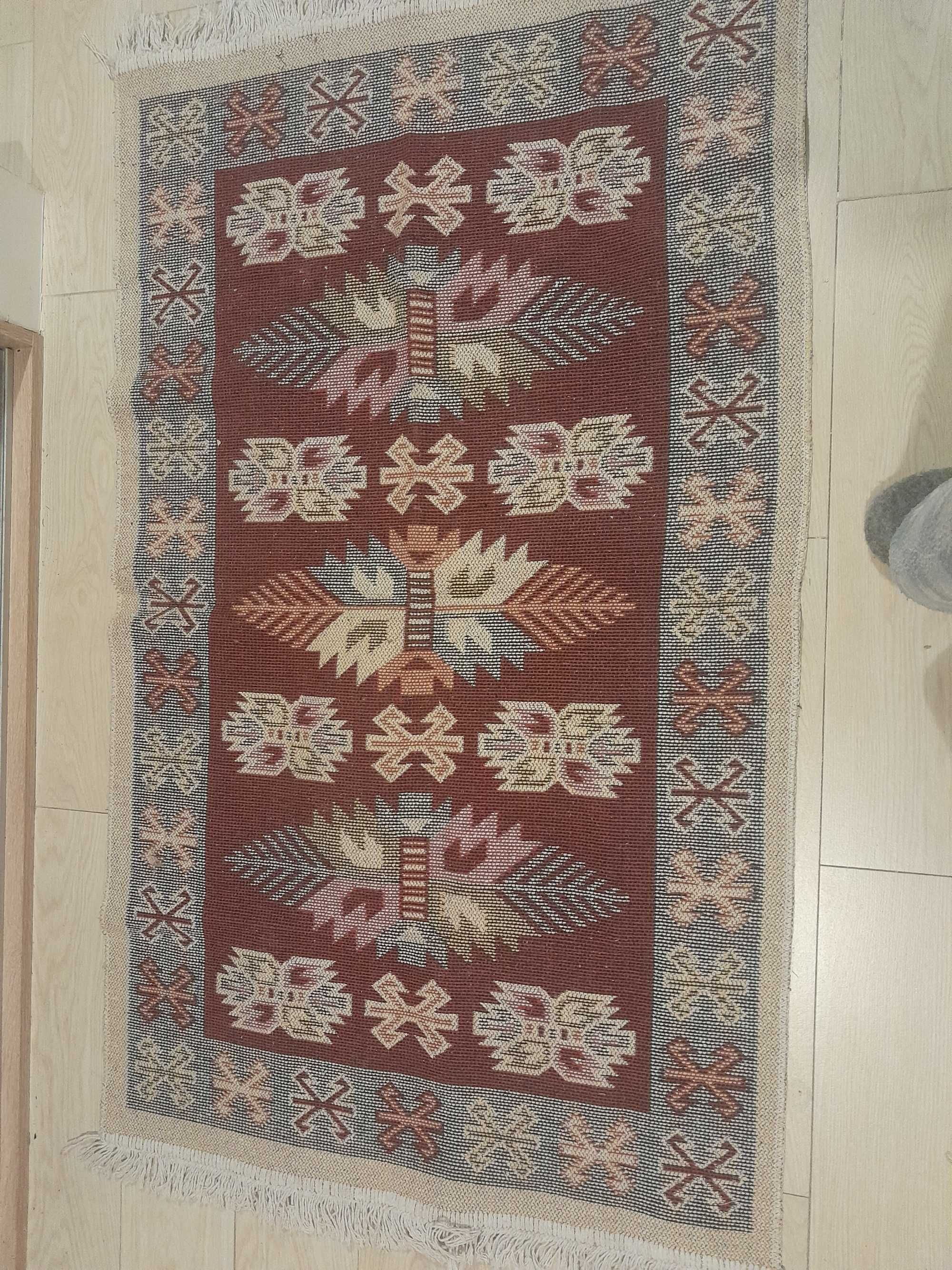 Ręcznie tkany dywanik nowy kupiony na bazarze w Mostarze