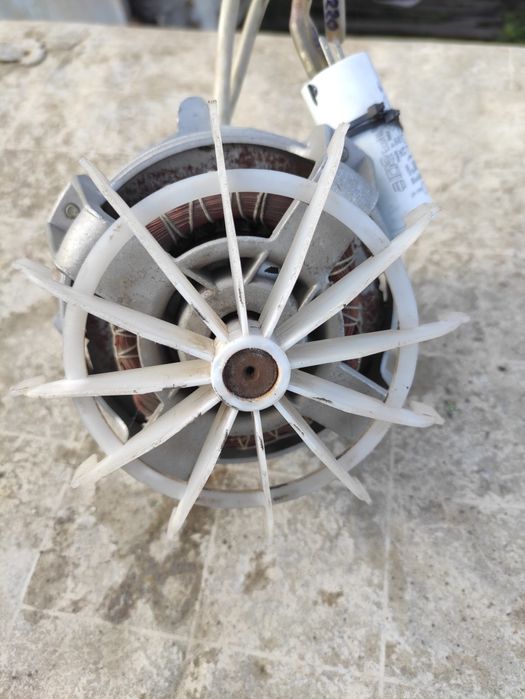 Мотор для газонокосарки.