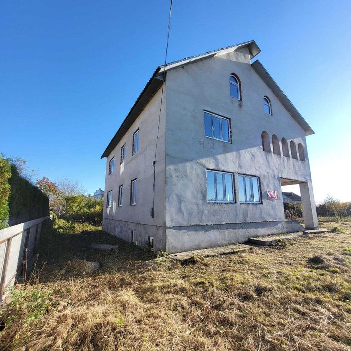 Продаж 2 поверхового будинку з літньою кухнею, гаражем та госп. приміщ