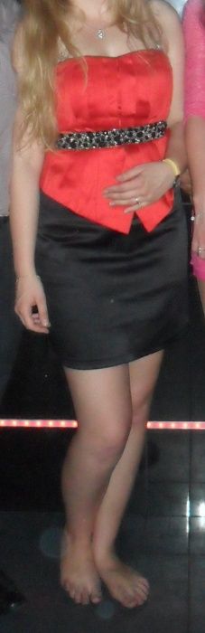 Czarno- czerwona sukienka z baskinką L