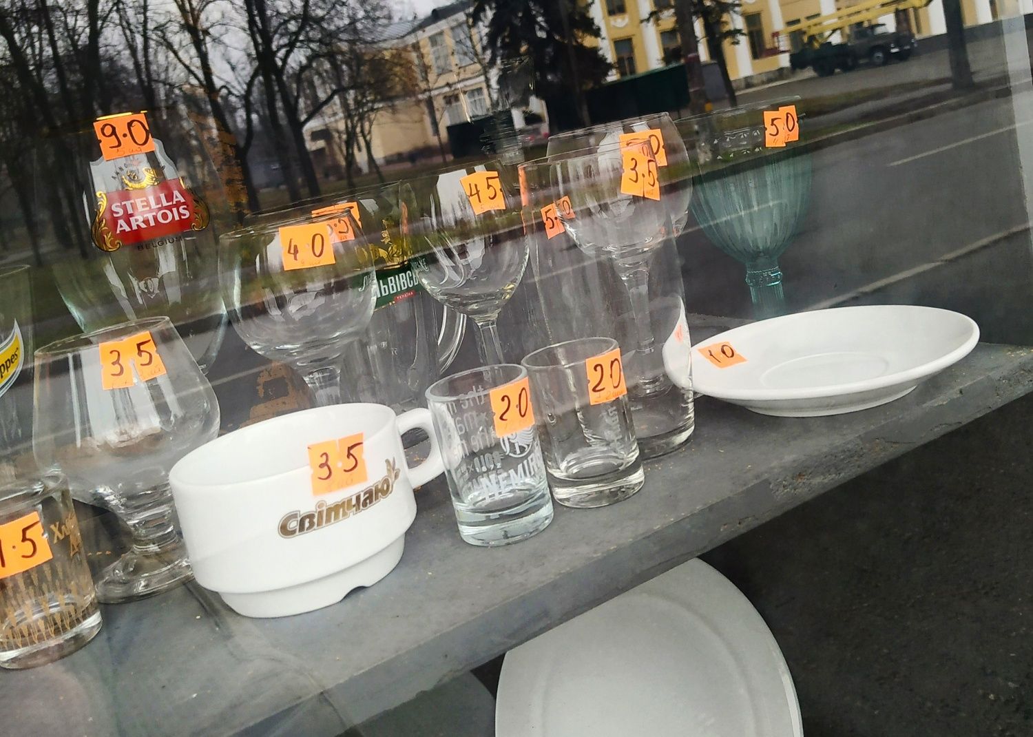 Стакани, бокали, рюмки, тарілки, дощечки,
