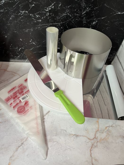 Набір для кондитера ,поворотний столик,шпатель,насадки