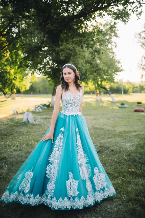 Неймовірно гарна випускна сукня