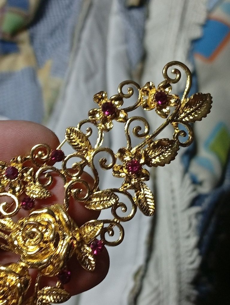 Alfinete todo dourado com pedrinhas vermelhas