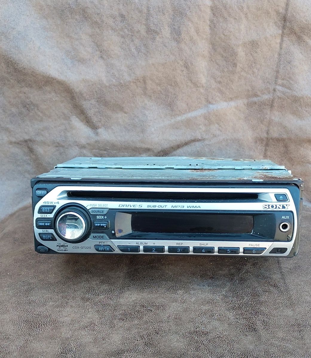 Radio z CD CDX-GT220.