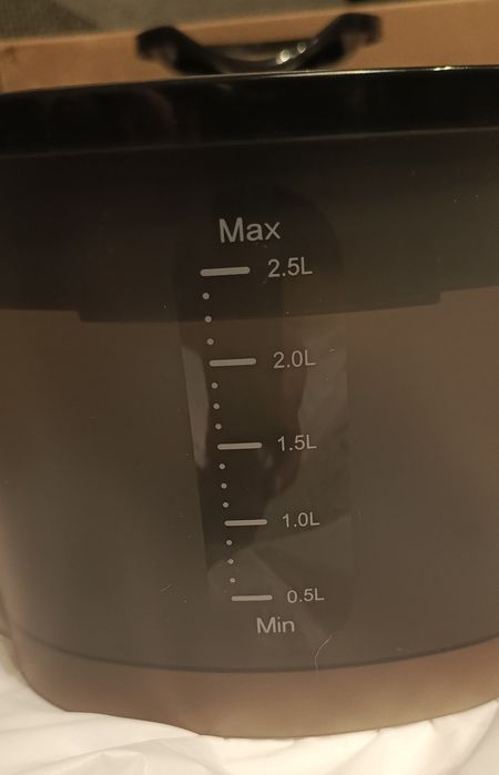 Fontanna,poidełko dla kota 2,5 l z czujnikiem poziomu wody LED.