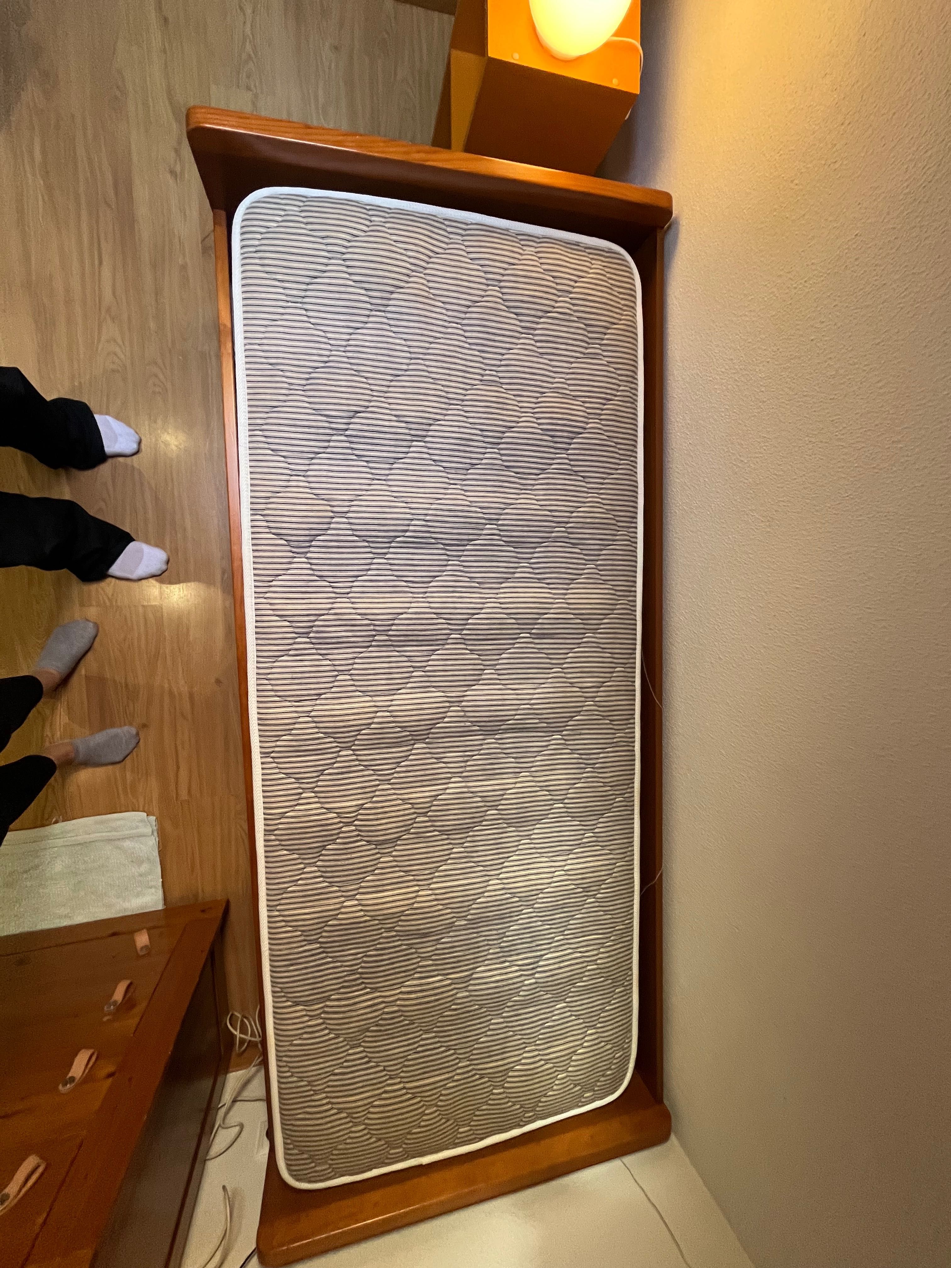 Cama de solteiro com cama por baixo com colchões