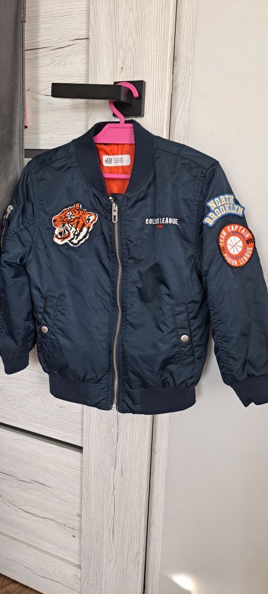 Kurtka bomberka fleka z naszywkami H&M rozm 104/110