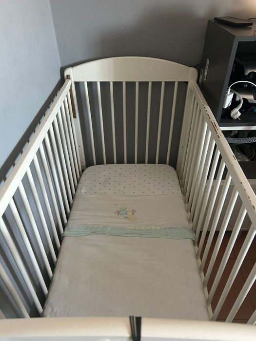 Berço de bebê com colchão incluído