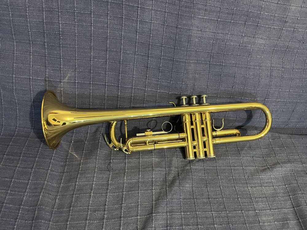 Trompete Yamaha YTR2335 com caixa
