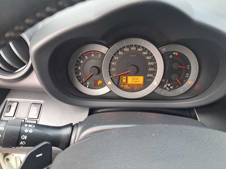 Toyota RAV4 біла