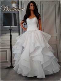 Piękna suknia ślubna z falbanami, biała zdobiona