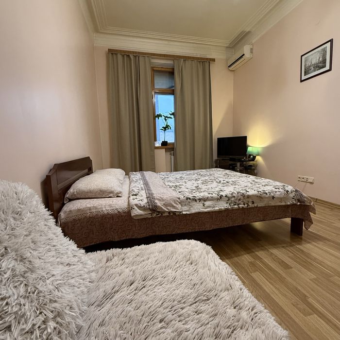 1-кімнатна квартира на майдані Незалежності, світло завжди є.