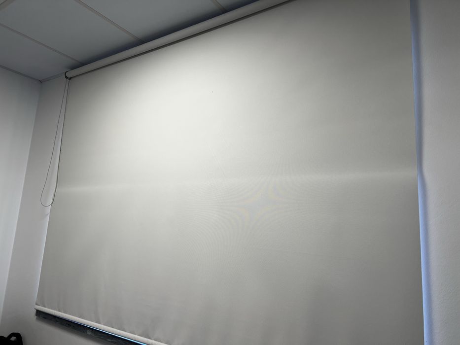 Estore de rolo. Comprado ha um ano.