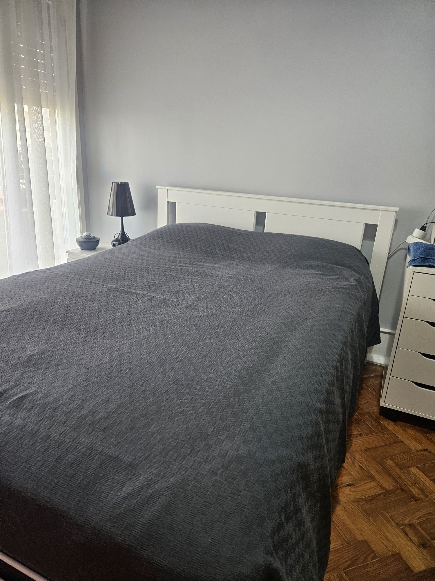 Cama de 140×200 com colchão em excelente estado
