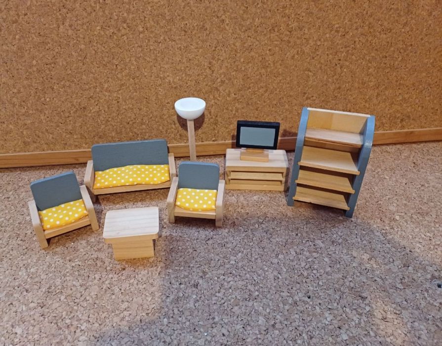 Mobília madeira casa de bonecas. 12€ cada conjunto.