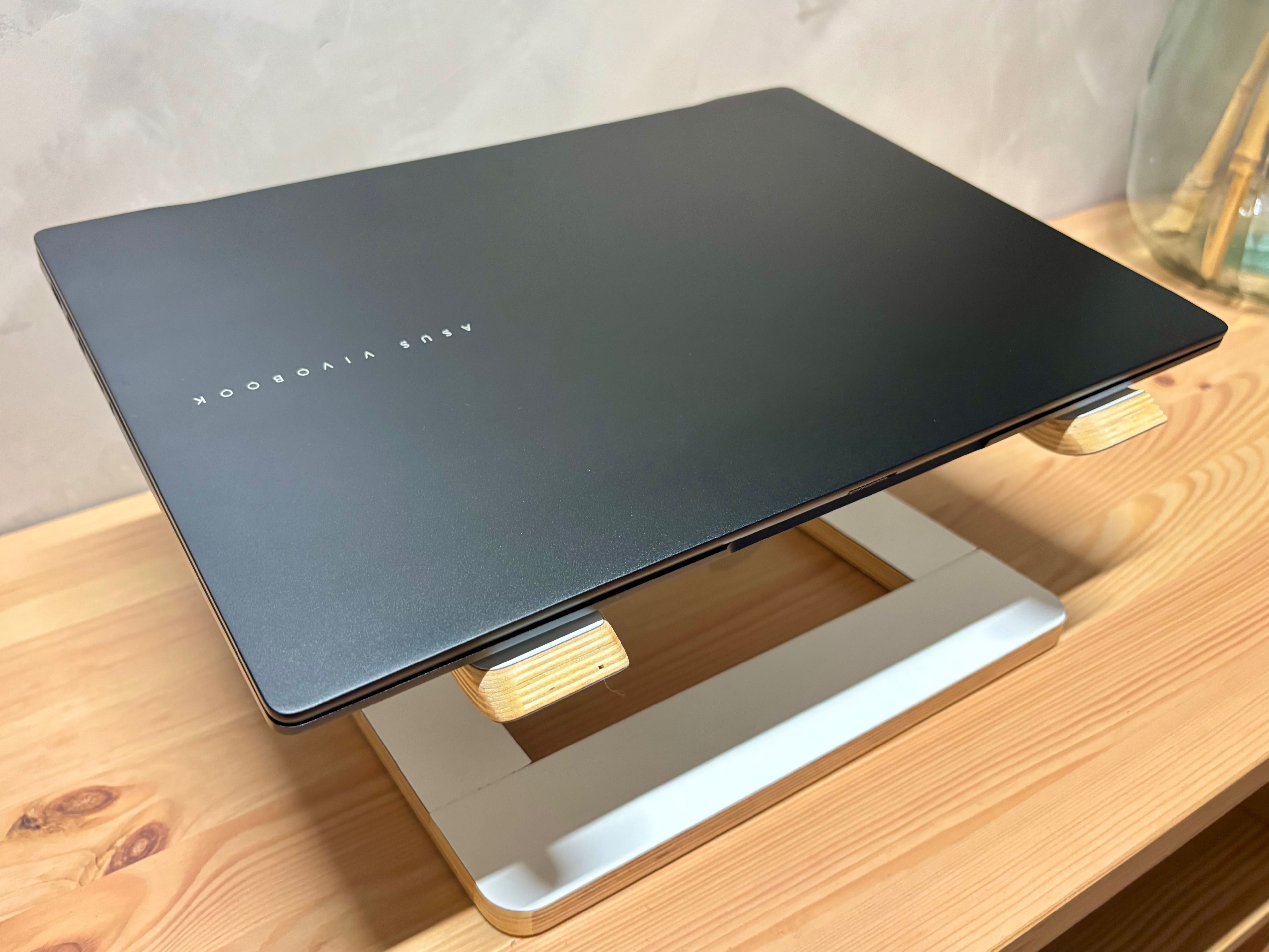 Portátil com ecrã OLED e preparado para IA