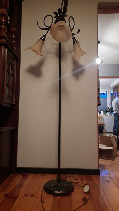 Lampa stojąca i żyrandol lampa sufitowa jak kuta retro