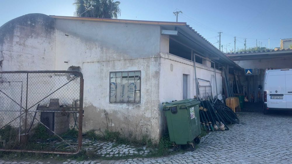 Arrenda-se oficina/ armazém