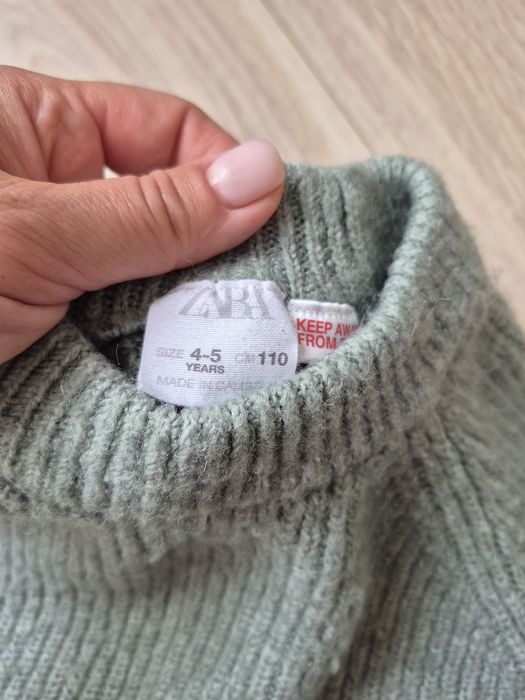 Светрик Zara на дівчинку 4-5 роки