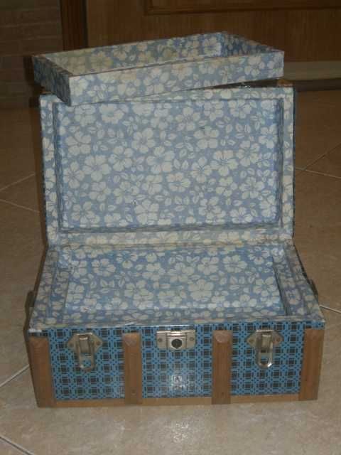Bau pequeno antigo