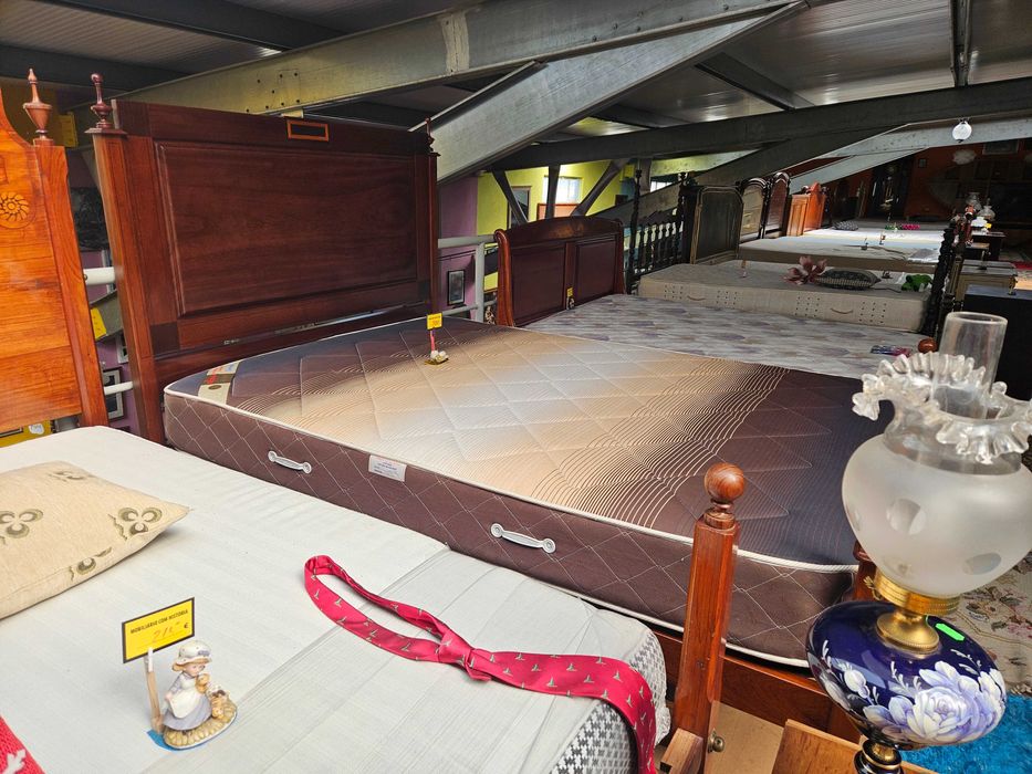 Excelente cama antiga estilo D. Maria com estrado e colchão - ó