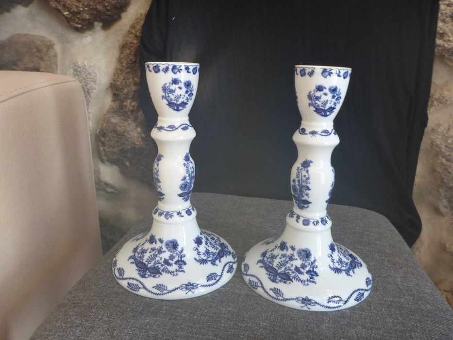 Par de castiçais  porcelana floreada azul e branca da PorCenor VINTAGE