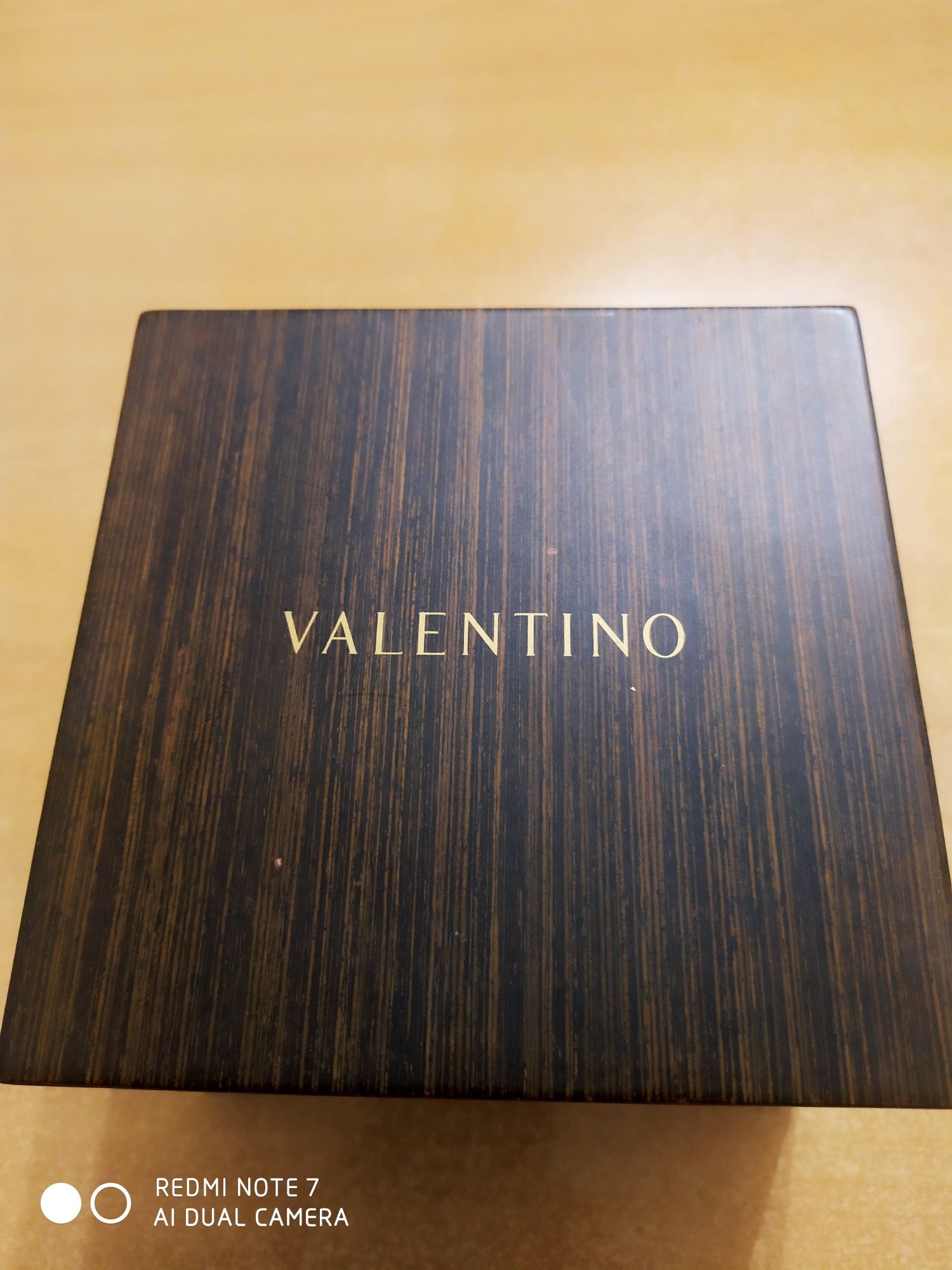 Шикарные часы оригинал с драгоценными камнями Valentino