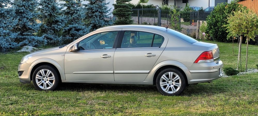 Samochód osobowy Opel Astra H sedan