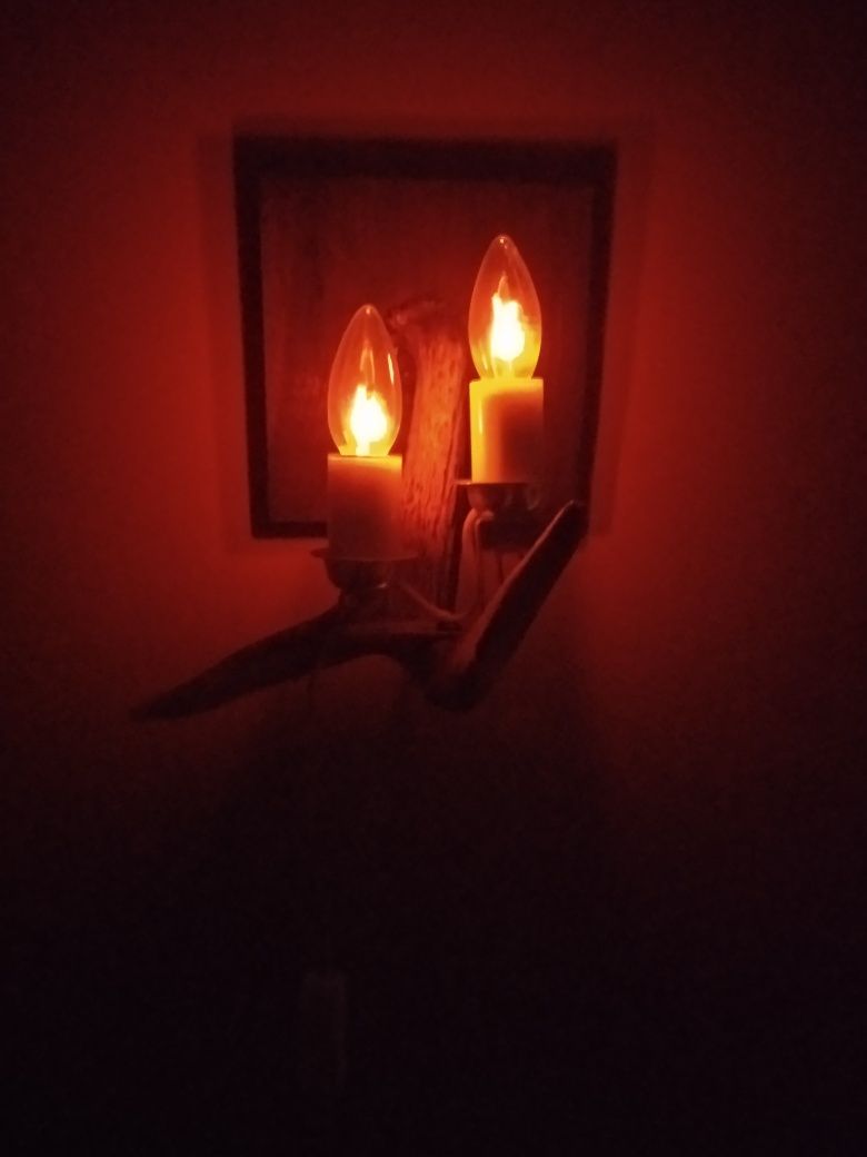 Lampka z rogu poroża niespotykana kinkiet rękodzieło
