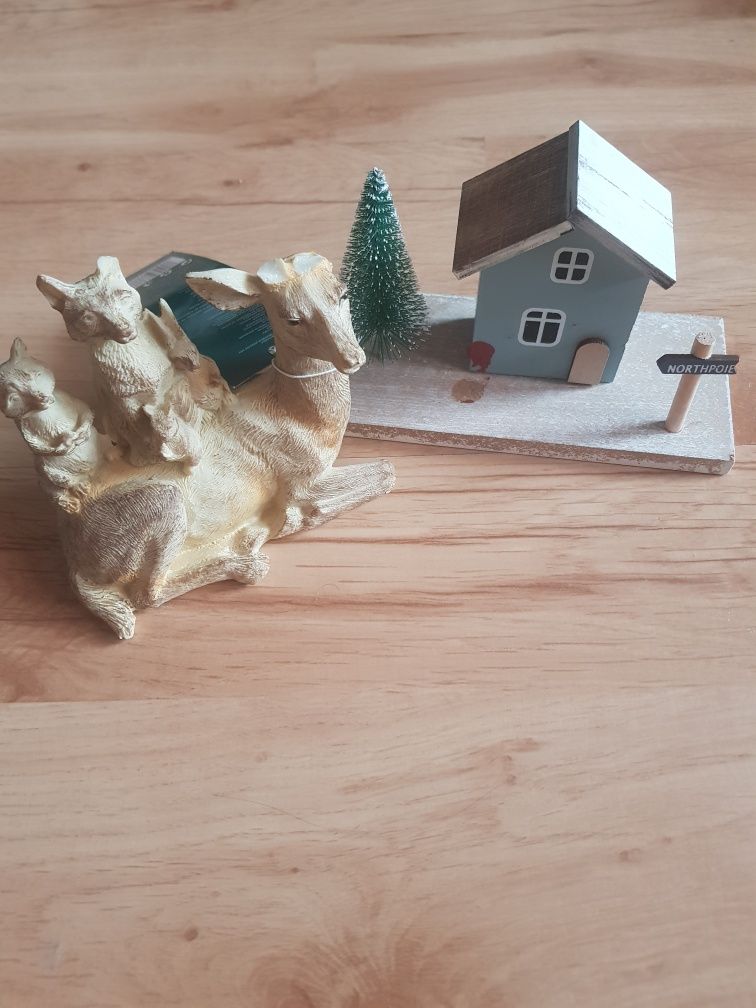 Sprzedam drewnianą dekorację domek z choinka + figorka zwierzęta