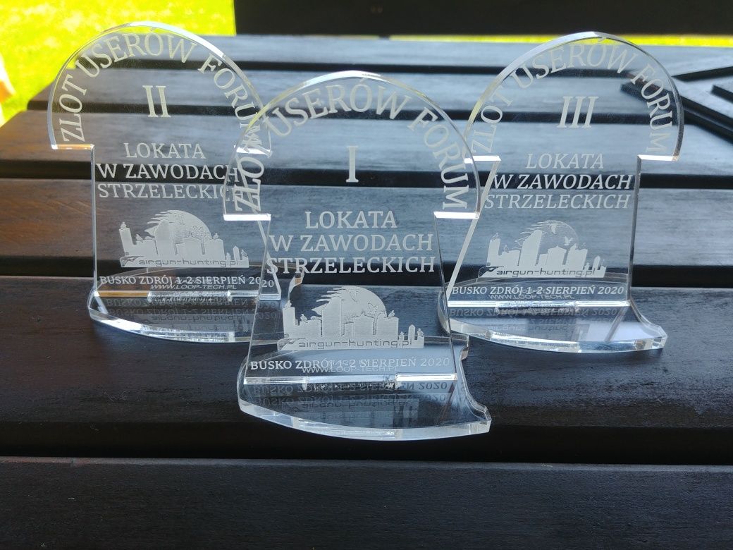 Statuetka grawerowana ze szkła akrylowego